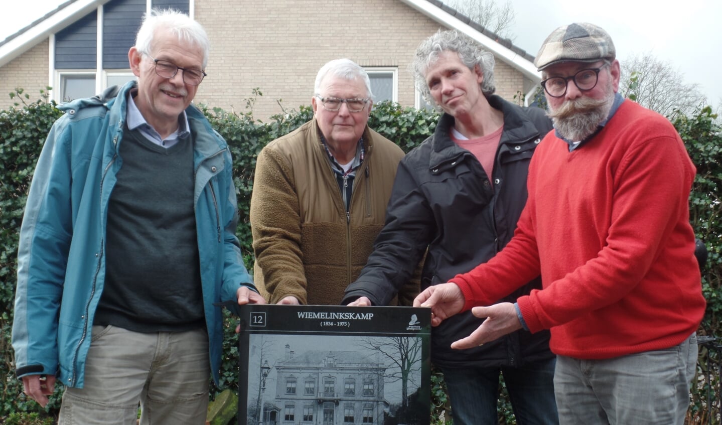 Harry Jansen (r.) toont trots de eerste tegel in het bijzijn van (v.l.n.r.) Bertus Rietberg, Fred Wolsink en Harold Pelgrom van de Foto-tegelwandelroute die in Vorden wordt gelegd. Foto: Jan Hendriksen.