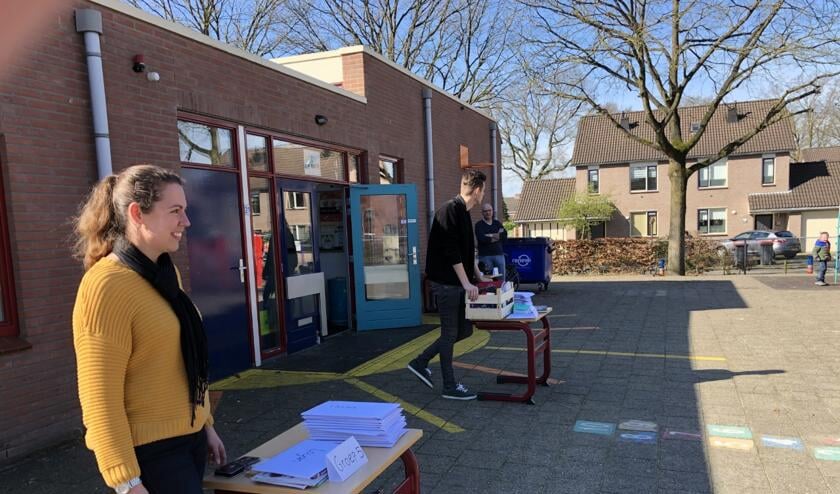 De leraren staan buiten te wachten tot het huiswerk wordt opgehaald. Foto: De Rank