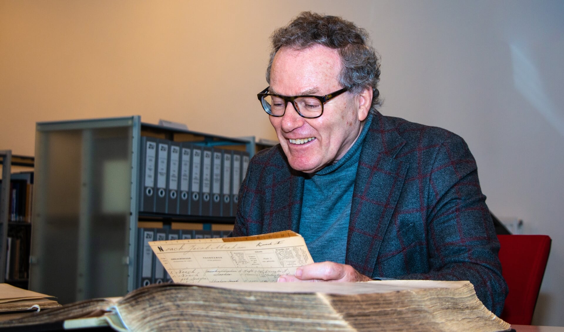 Jacques Noach in het Zutphens archief. Foto: Henk Derksen