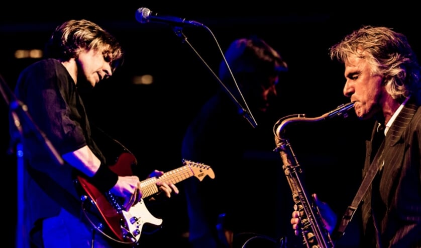Saxofonist Chris White (r.) speelde met de echte Dire Straits en gitarist Terence Reis benadert het geluid van Mark Knopfler op bijna perfecte wijze. Foto: PR