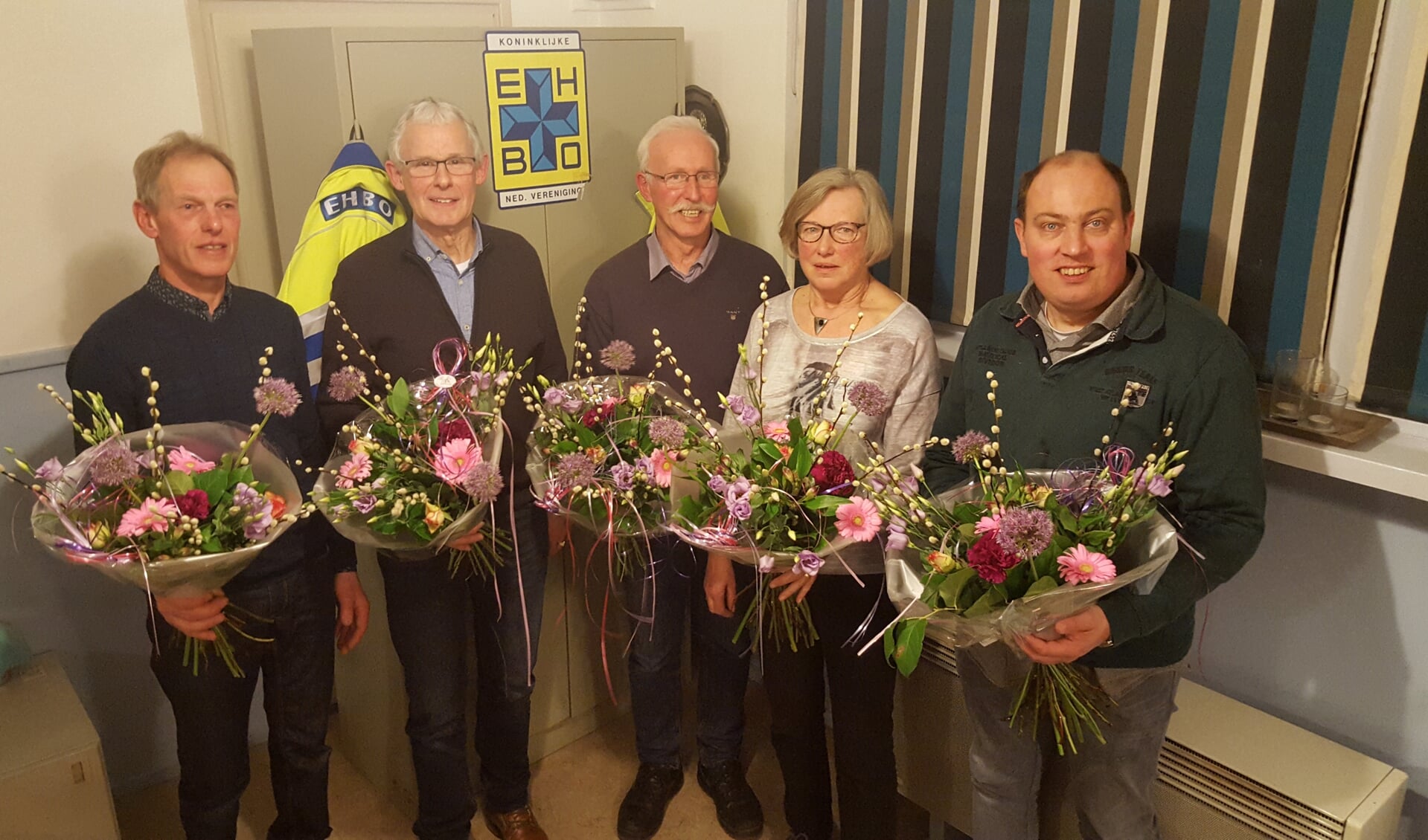 Van links naar rechts Henny Dijkman (25 jaar lid), Henk Kok (40), Dick Korenblek (25), Truus Hissink (40) en Gerjan Weustenenk (25). Foto: Henk Nijhof
