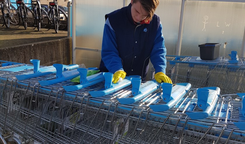 De AH-winkelwagentjes worden gedesinfecteerd. Foto: PR