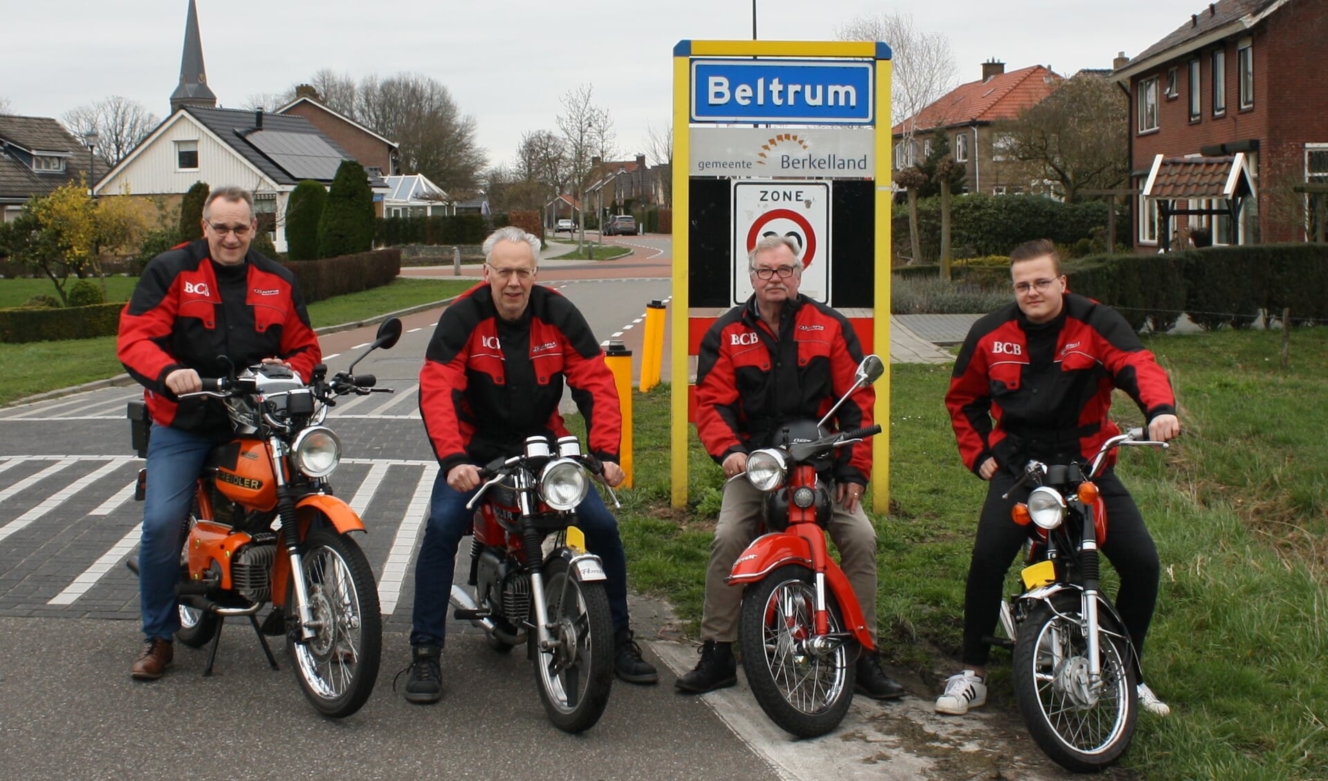Enkele leden van Bromfietsclub Beltrum. Foto: Henri Walterbos