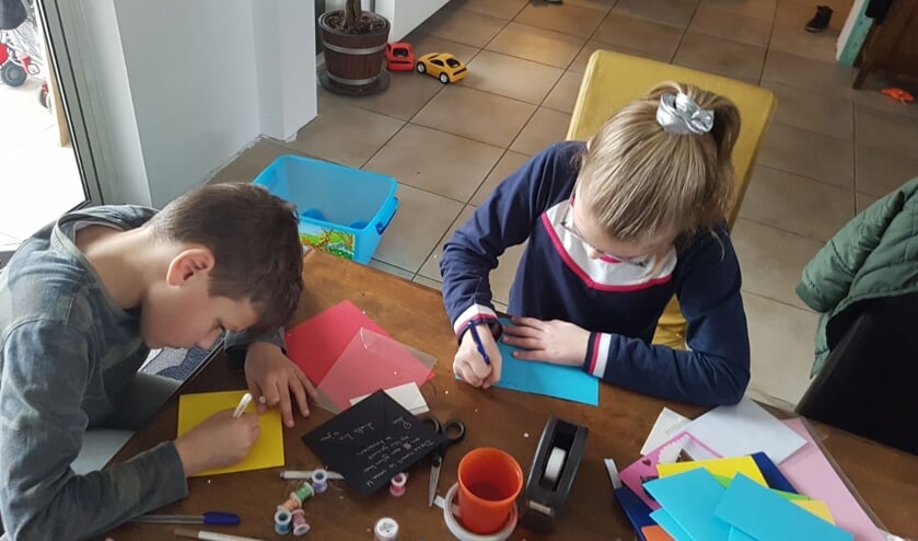 Liz en Sem druk met de kaarten voor de Antoniushove.