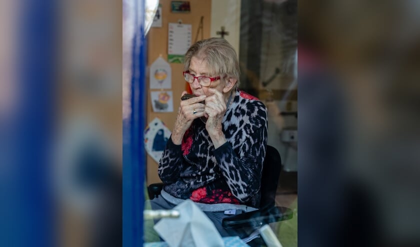 Mevrouw Busch-Waser speelt graag een deuntje voor de verzorging of haar bezoek.