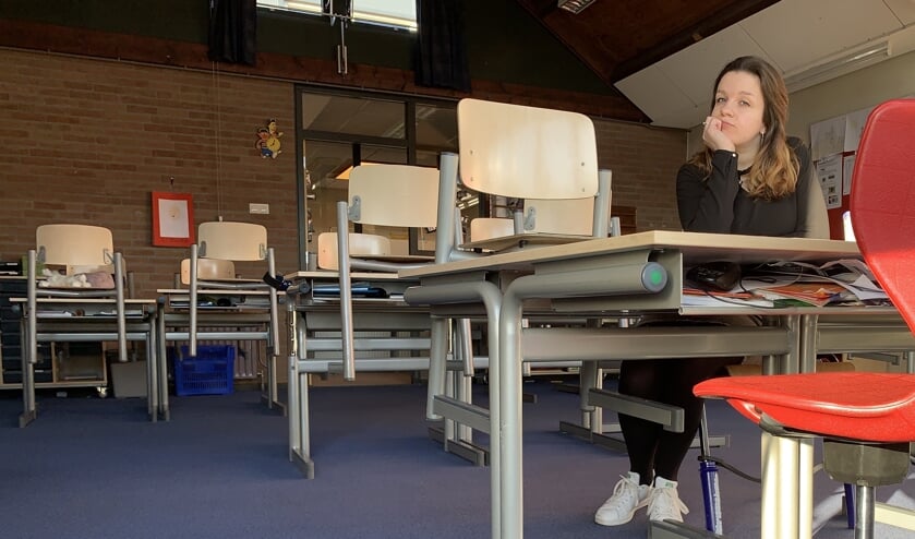 Eline Beeftink in een lege klas. Eigen foto