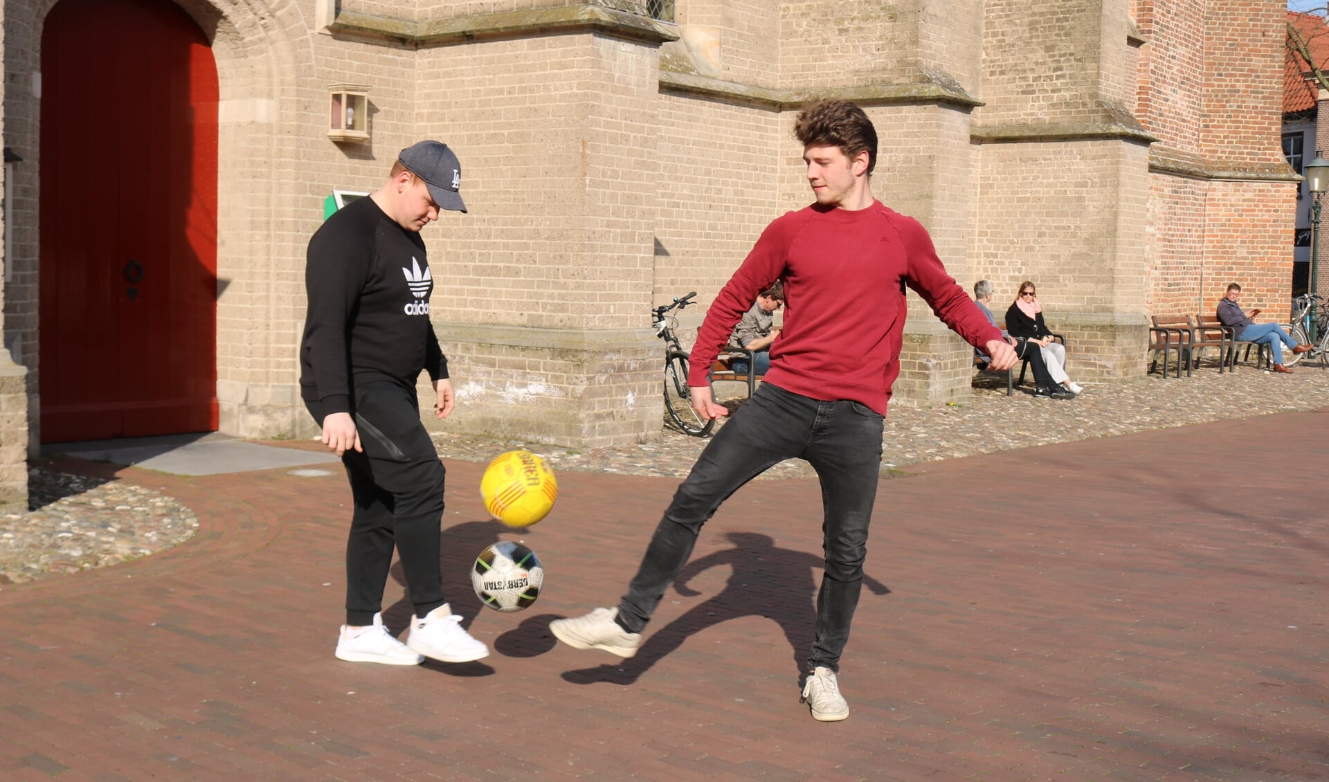 Het jongleren met de bal gaat Ayob El Amri (links) en Joas Haarsma (rechts) wel goed af. Foto: Arjen Dieperink
