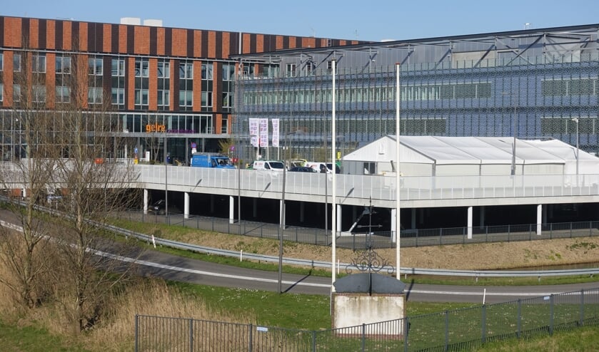 Afgelopen zaterdag is op het parkeerdek van het Gelre Ziekenhuis in Zutphen een triage-tent geplaatst. Triage is het Franse woord voor sorteren. Dergelijke tenten worden vooral ingezet bij grote rampen om op basis van de ernst van de verwondingen of het ziektebeeld te bepalen. De triage-tenten die nu bij ziekenhuizen in heel Nederland worden geplaatst, zijn bedoeld om coronapatiënten te scheiden van van de niet-coronapatiënten. Foto: GinoPre