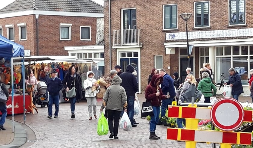 De markt in Dinxperlo werd ook vorige week nog druk bezocht. Foto: Frank Vinkenvleugel