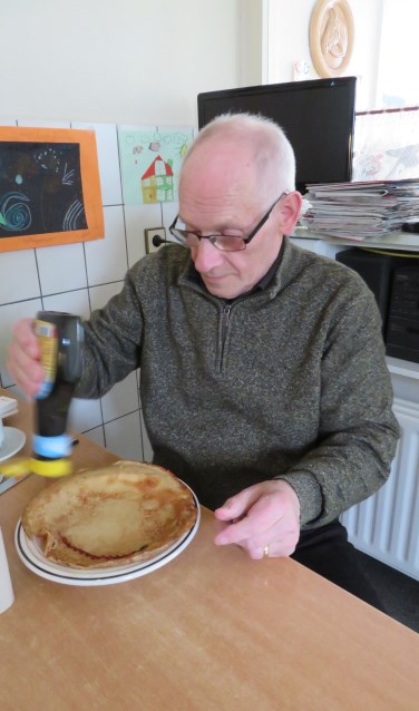 Jan Ballast aan de pannenkoeken. Foto: eigen foto