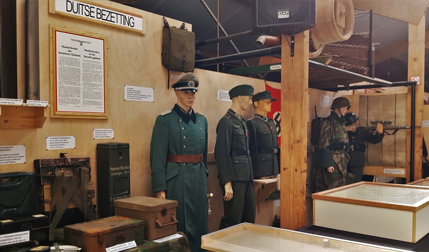 Vele uniformen en andere materialen die met de bezetting te maken hebben zijn te zien tijdens de expositie '75 jaar bevrijding' in Zelhem. Foto: Alice Rouwhorst