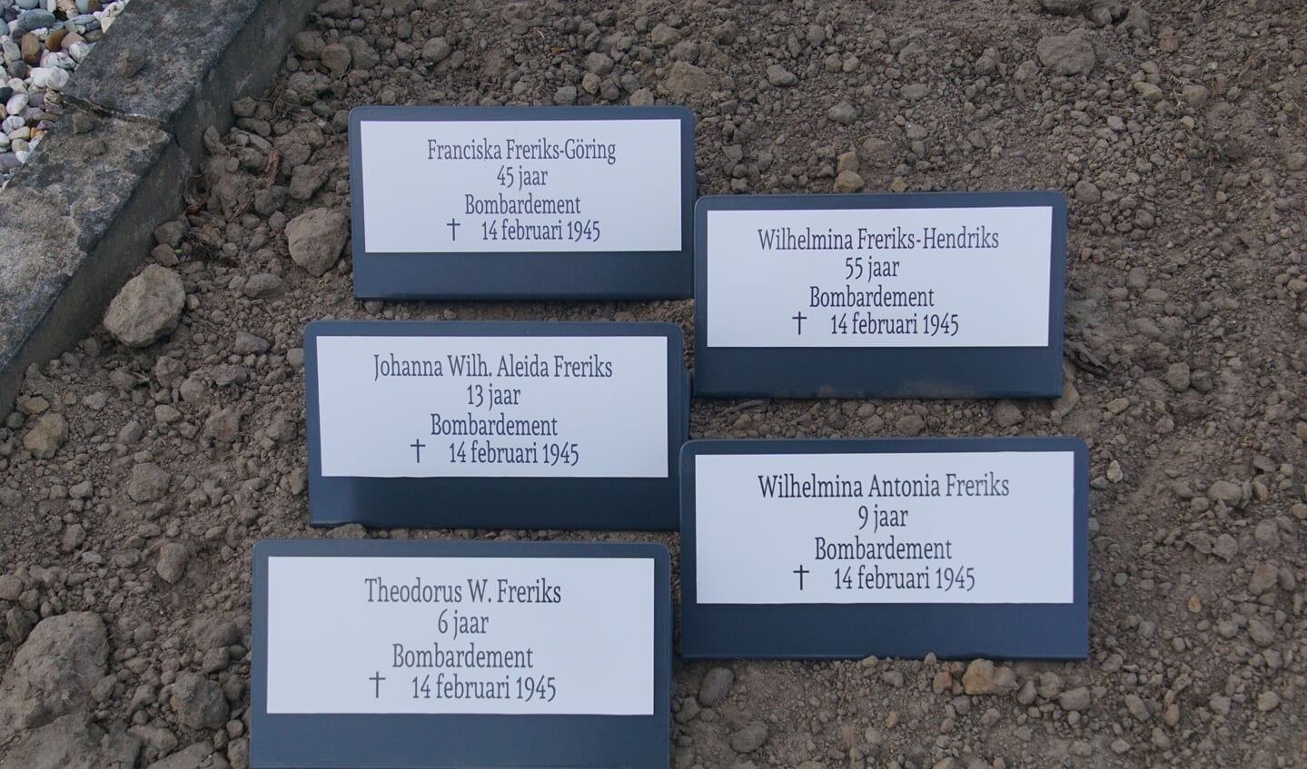 Franciska Freriks-Göring, 45, bombardement; Johanna W.A. Freriks, 13, bombardement; Wilhelmina A. Freriks, 9, bombardement; Theodorus W. Freriks, 6, bombardement; Wilhelmina Freriks-Hendriks, 55, bombardement