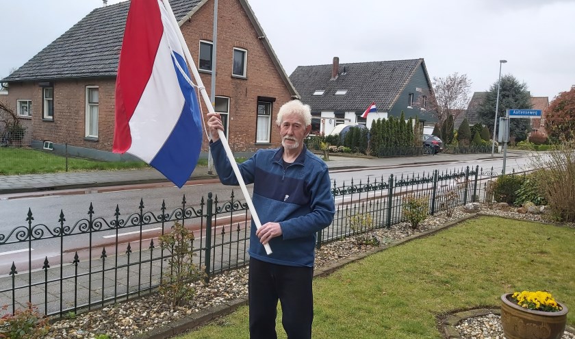 Waltraud Wensink schrijft: "Pa was een jaar of 5 toen Dinxperlo werd bevrijd.En nu moet ie noodgedwongen een stukje vrijheid inleveren door corona.Het kostte hem eerst moeite maar nu ziet hij de noodzaak er van in ! Trots en dankbaar dat hij de 75-jarige bevrijding mag meemaken." Foto: Waltraud Wen
