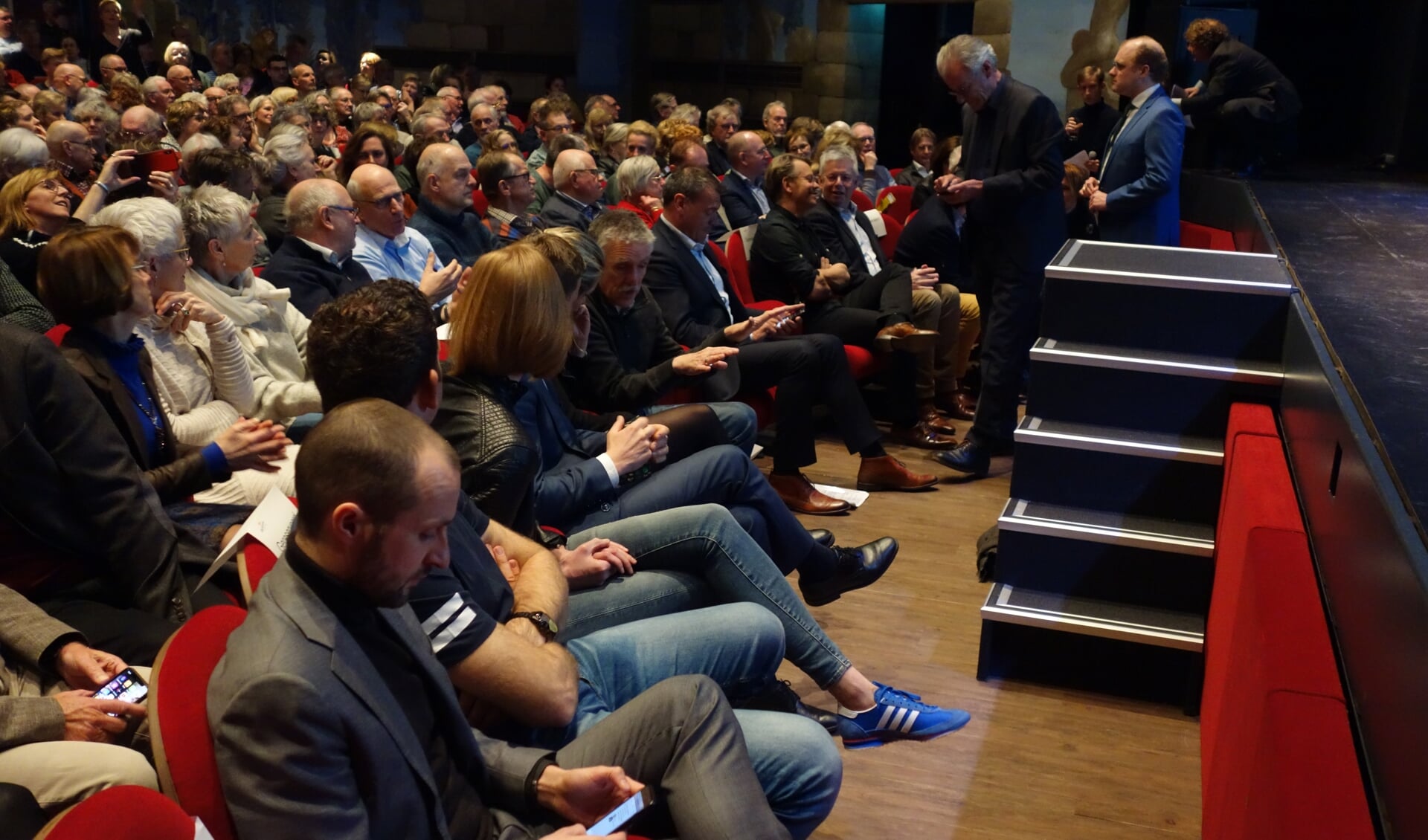 Op de voorgrond Maarten Hijink vlak vóór de aanvang van de bijeenkomst in De Storm. Foto: Clemens Bielen