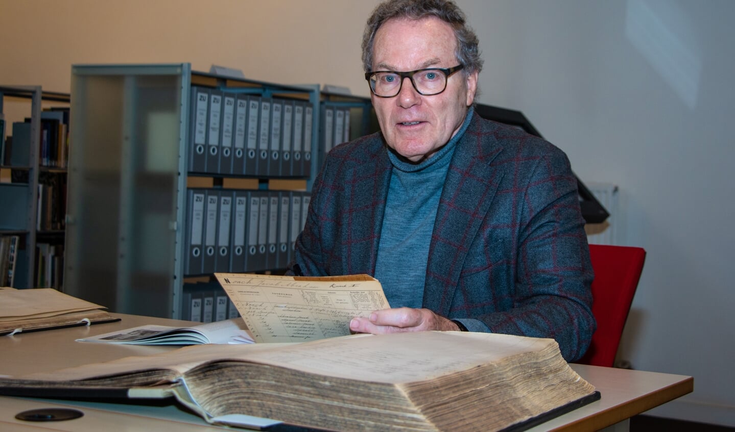 Jacques Noach in het Zutphens archief. Foto: Henk Derksen