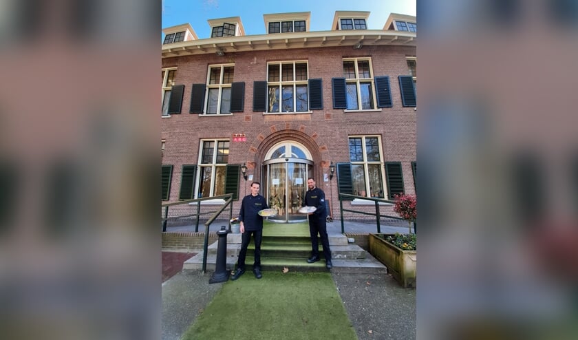 Guido Schurink (l) en Bram Holland namen het initiatief om het Leger des Heils te verwennen met een lunch. Foto: Meike Wesselink