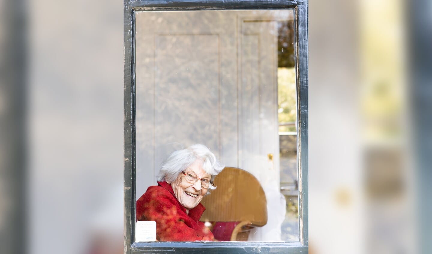 Veilig achter glas. Van ouderen en hun verzorgers tot kleinkind en maaltijdbereider. Foto's: Petra van Vliet