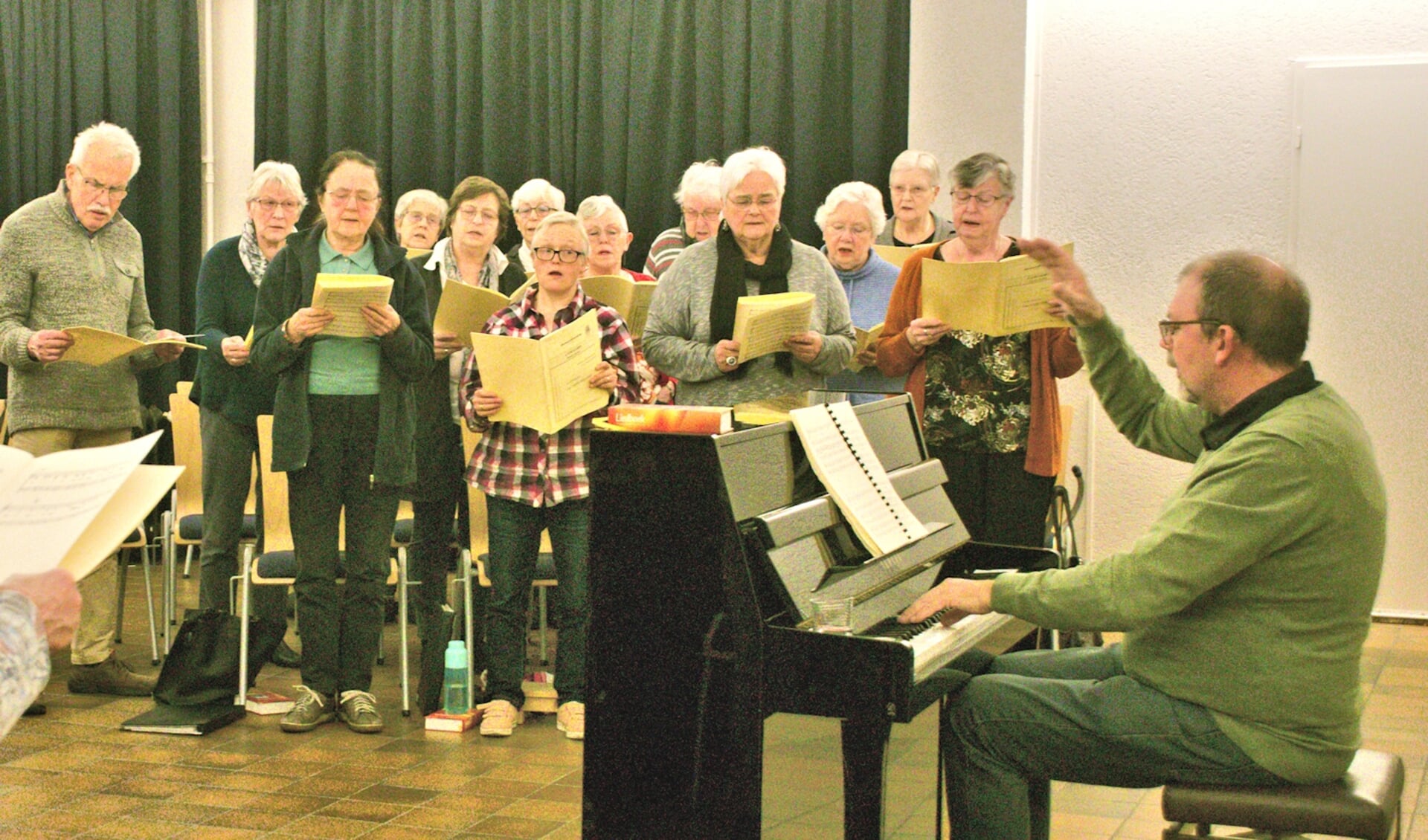 Tijdens de laatste repetitie met Jan Willem Docter werd nog de hele passie-cantate doorgenomen - al is er geen concert 29 maart. Foto: Ans ter Horst