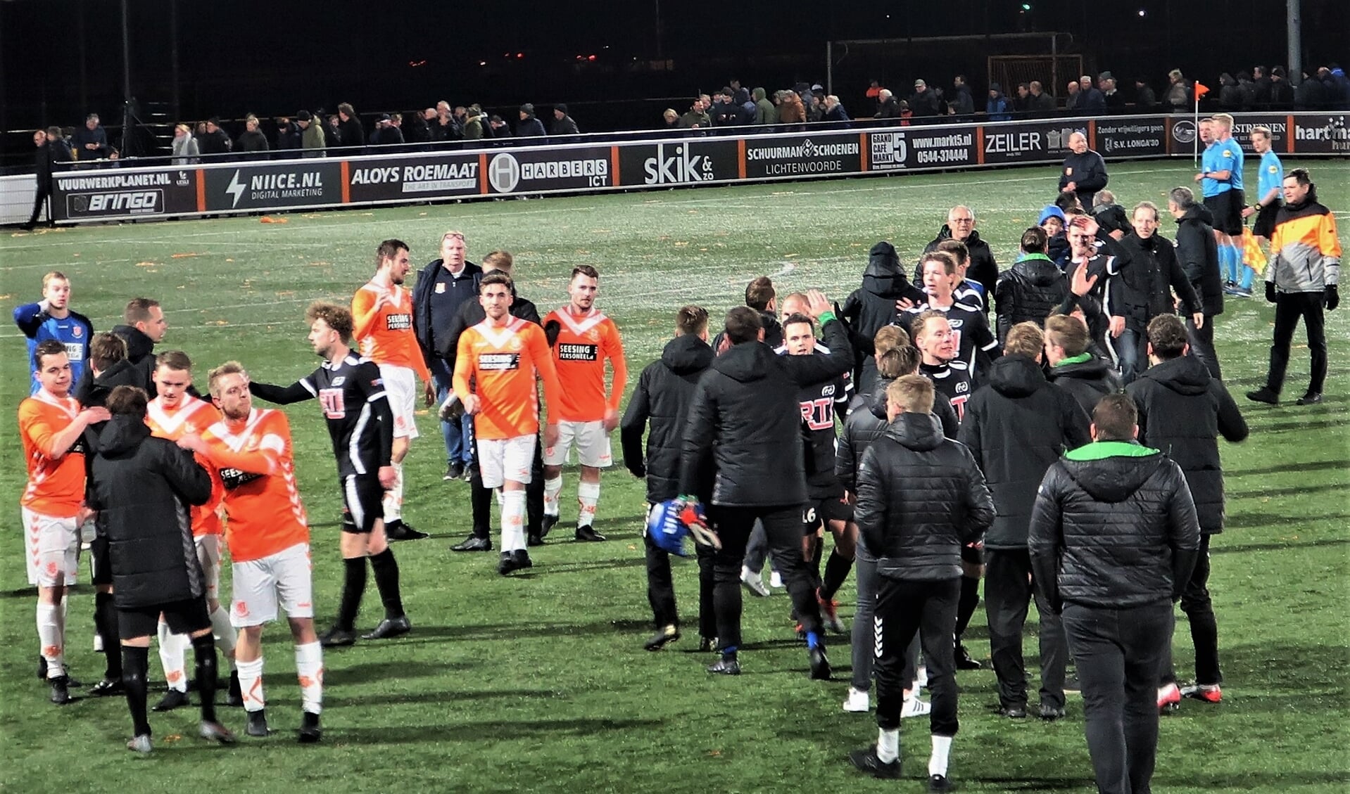 Spelers van Longa ’30 verlaten teleurgesteld het veld, terwijl spelers van RKZVC de overwinning vieren. Foto: Theo Huijskes