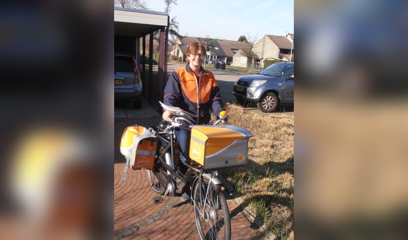 José Jacobs is blij dat ze in tijden van corona eenzame ouderen kaartjes mag bezorgen.