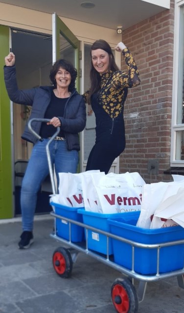 Huiswerkbezorging door leerkrachten van 't Bastion in Bredevoort. Foto: eigen foto)