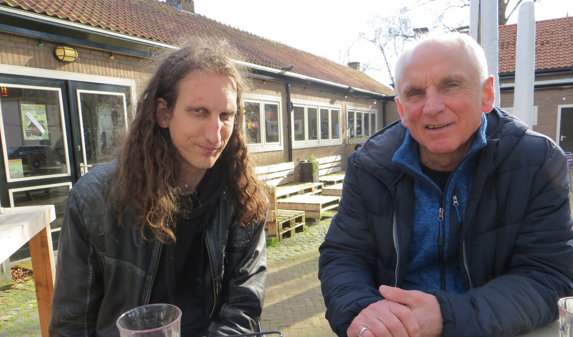 Gerjon Gijsbers samen met zijn uitgever Hans de Beukelaer op een moment dat de horeca nog open was. Foto: Bernhard Harfsterkamp
