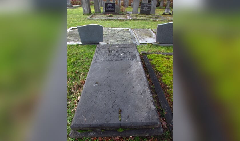Het wat anonieme graf van Gerhard Willem Spitzen, alias Geert Teis. op de Algemene Begraafplaats in Ruurlo. Foto:: Historische Vereniging Old Reurle.