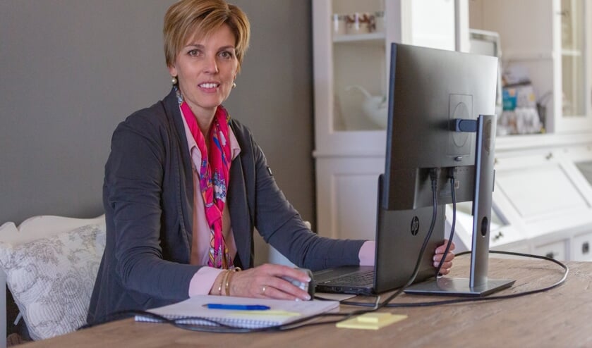 Jeanette Harmsen op haar thuiswerkplek in Steenderen. Foto: Gerwald Harmsen