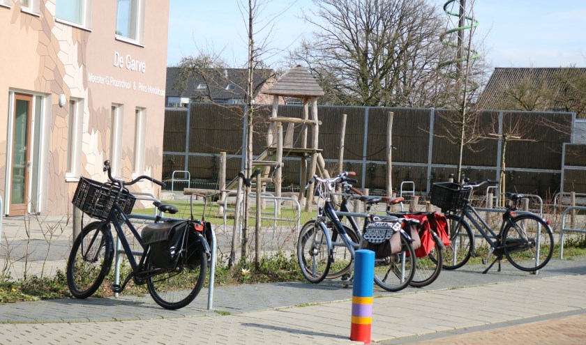Lege speeltoestellen en enkele fietsen van de leraren bij school. Foto: Arjen Dieperink