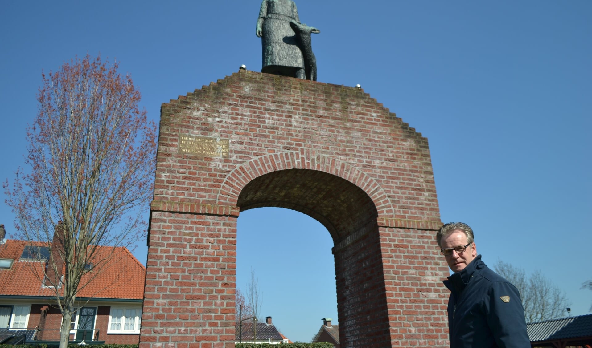 Wim Ruessink bij het standbeeld van Tante Riek in Winterswijk. Foto: Leander Grooten