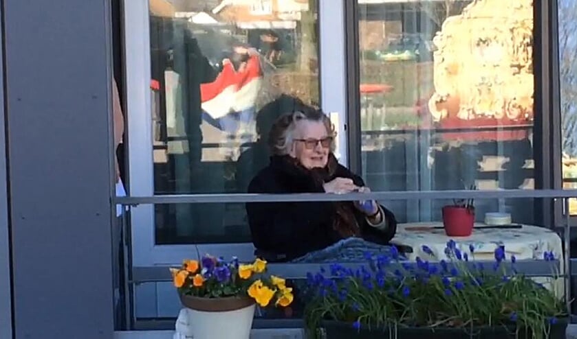 Oma Jos vierde een verrassende 94ste verjaardag met een orgelserenade. Foto: screenshot