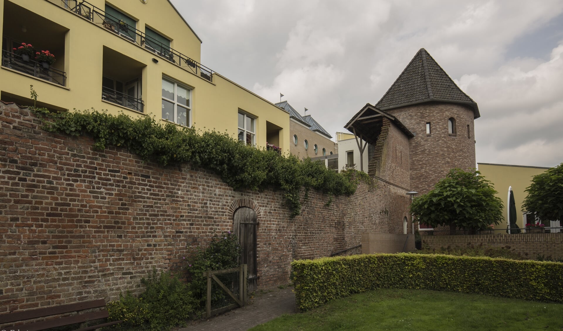 De stadsmuur van Zutphen met woongebouw St. Elisabeth. Foto: Ons Huis Apeldoorn