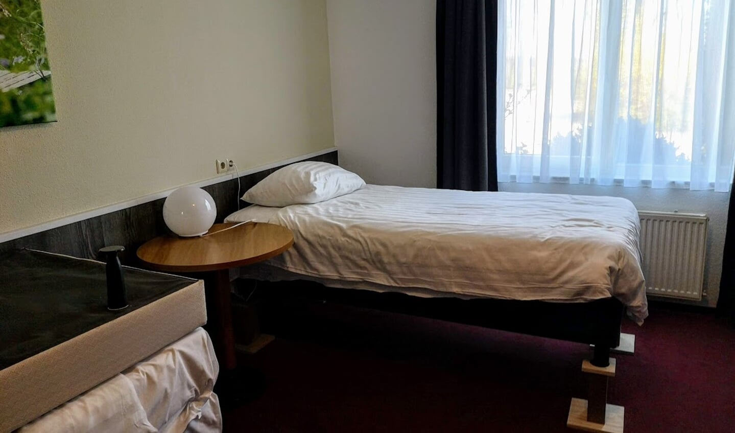 De bedden in de hotelkamers zijn op houten klossen geplaatst. Foto: Henri Bruntink