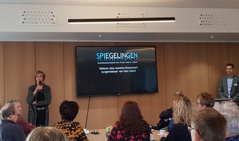 Walter Leemreize (rechts) geflankeerd door burgemeester Annette Bronsvoort tijdens de aftrap van 'Spiegelingen.'