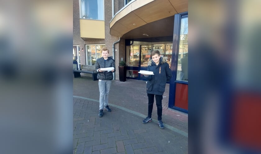 Chris (links) en Dion leveren de taarten af bij de Antoniushove. Foto: eigen foto