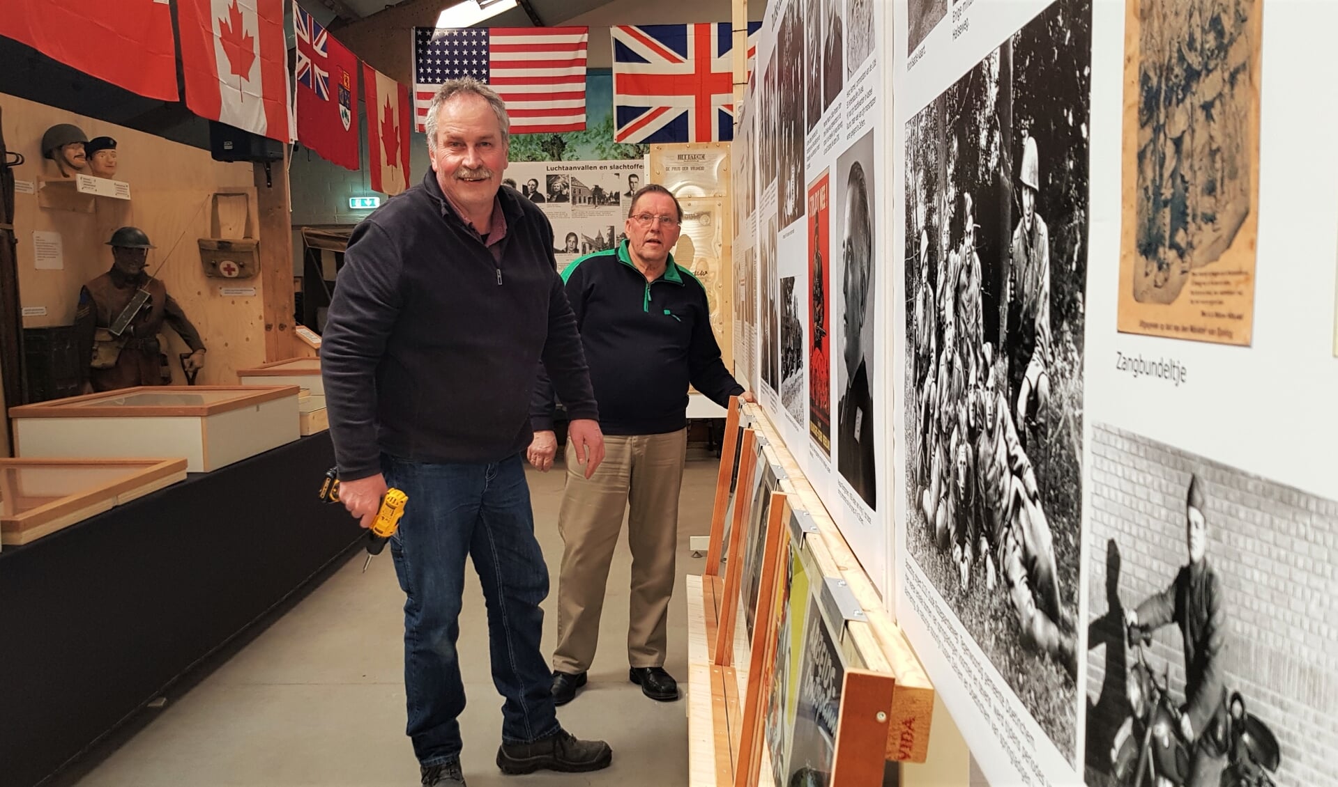 Bert Schieven en Harry Somsen bouwen in museum 't Smedekinck aan de expositie '75 jaar bevrijding'. Foto: Alice Rouwhorst