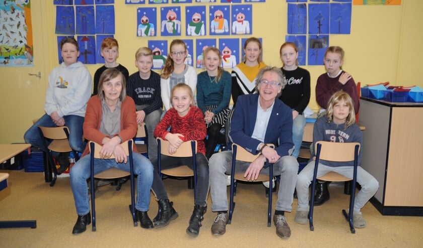 Vlnr achterste rij: Kian Zwama, Bjarne Milder, Jim Olthof, Liz Staverman, Liv Zwama, Sophie Stalman, Laura van der Linden en Elke Schenk. Voorste rij vlnr: Gusta Marneth (leerkracht), Nieke Peppelman, Aad Witteveen (regisseur) en Ruben Jansen. Foto: Hans Winters