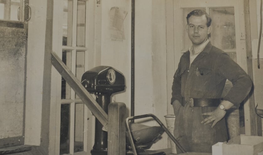 Jan Lammers bij het afwegen van gesorteerde knopen. Foto: collectie Jolanda Fukkink