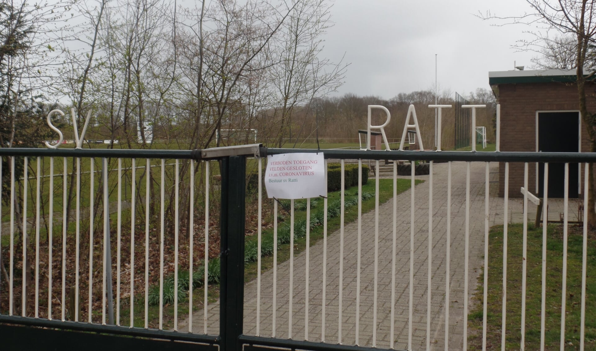 Het sportcomplex van SV Ratti aan de Eikenlaan in Kranenburg is gesloten in verband met het coronavirus zo is te lezen op het toegangshek. Foto: Jan Hendriksen