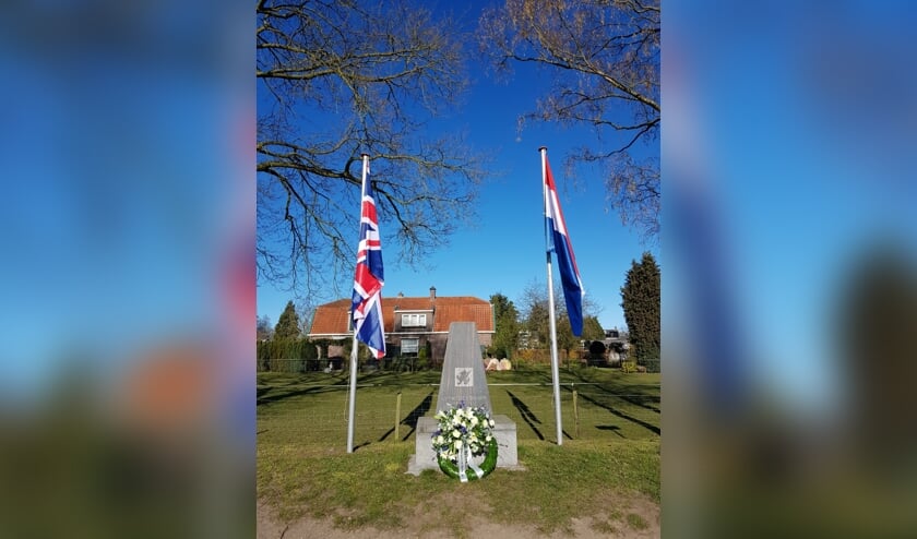 De burgemeester legde een krans bij het Somerset monument. Foto: PR