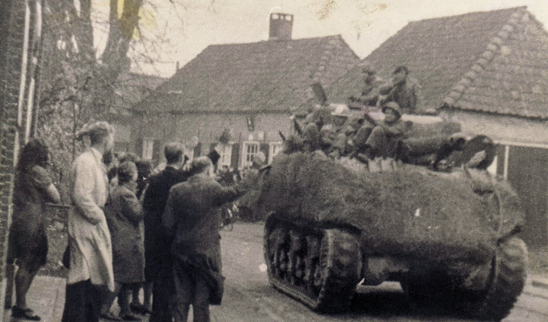 Sherman-tank door de Raadhuisstraat, toegejuicht door Hengeloërs. Foto uit het boek Een kist vol oorlogsverhalen.