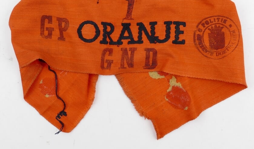 Oranje mouwband van het georganiseerde verzet uit Doetinchem.