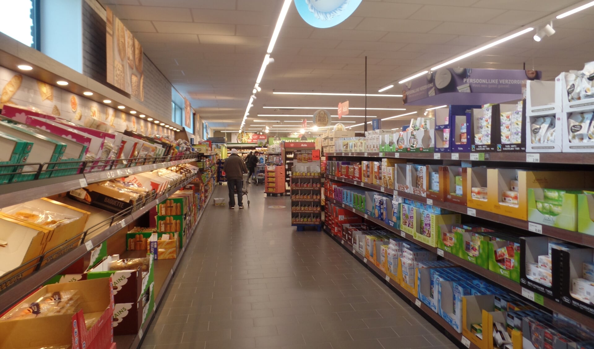 Wat direct opvalt in de nieuwe Aldi zijn de brede winkelpaden. Foto: Jan Hendriksen. 