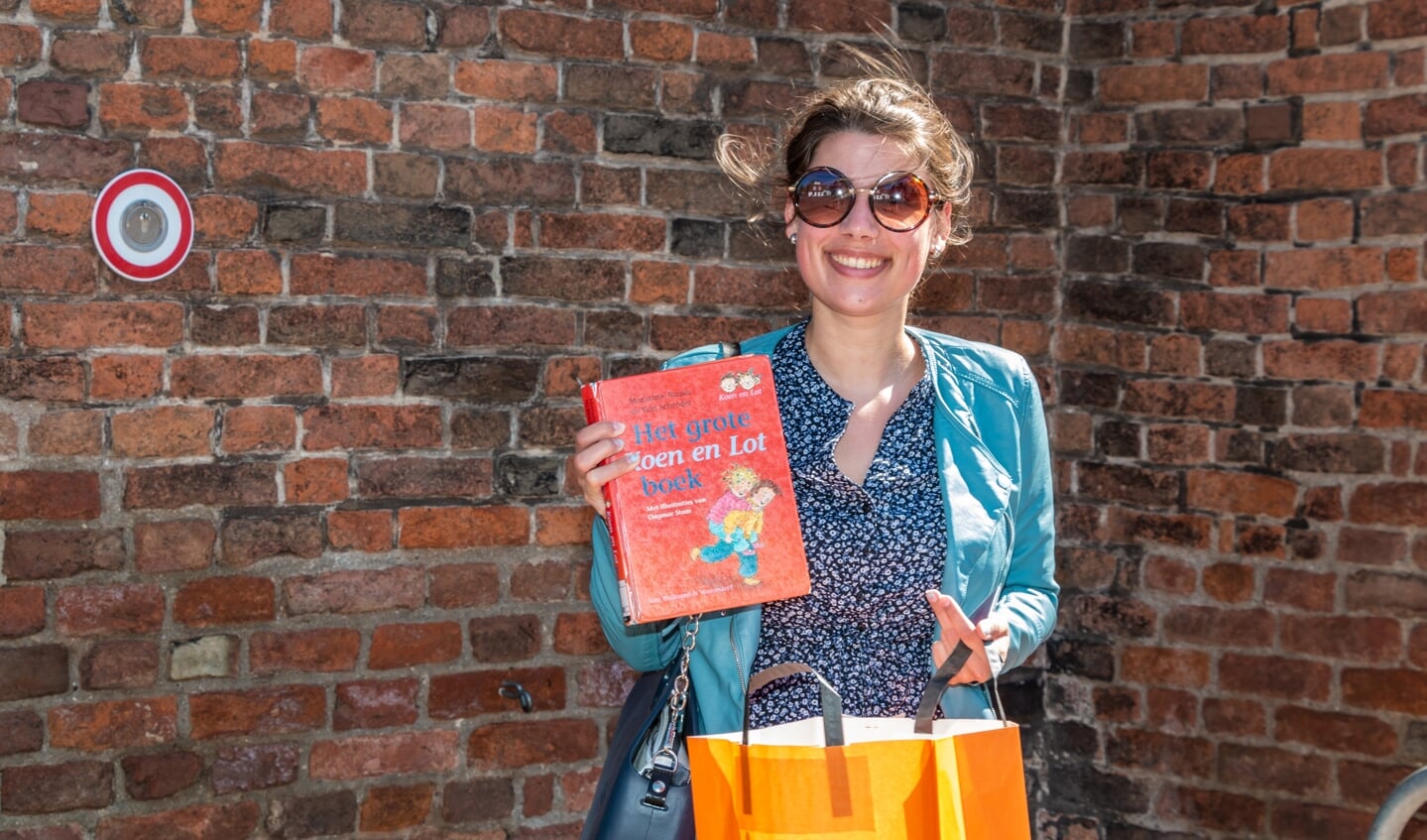Deze mevrouw is blij met boeken voor haar kinderen. Foto: Henk Derksen