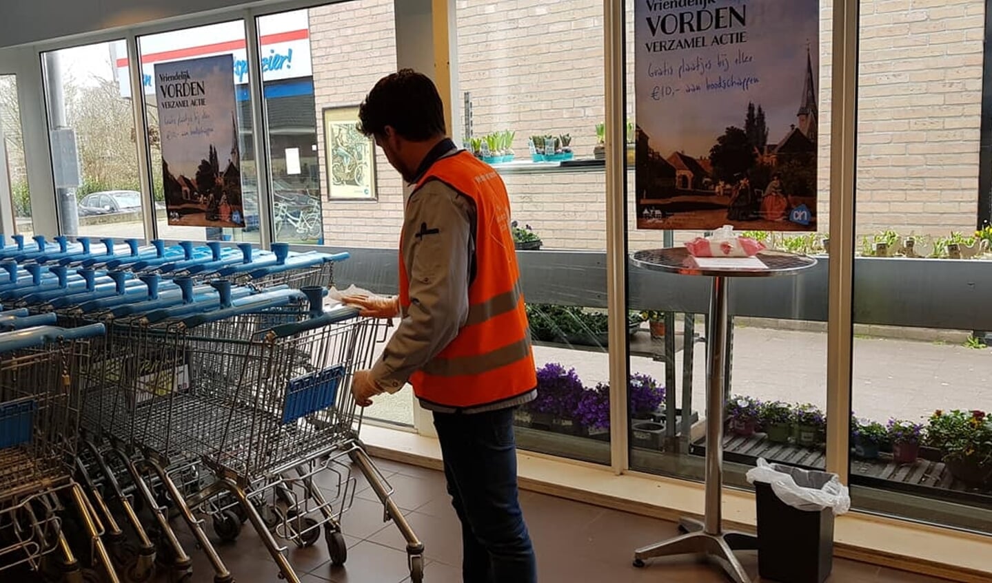 Zowel bij Albert Heijn als Coop worden de winkelwagens steeds gereinigd. Foto: Albert Heijn Vorden. 