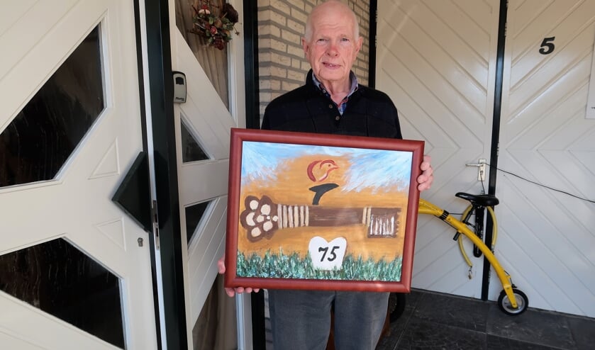 Gerard Wissink met het door hem aan burgemeester Annette Bronsvoort te overhandigen schilderij.