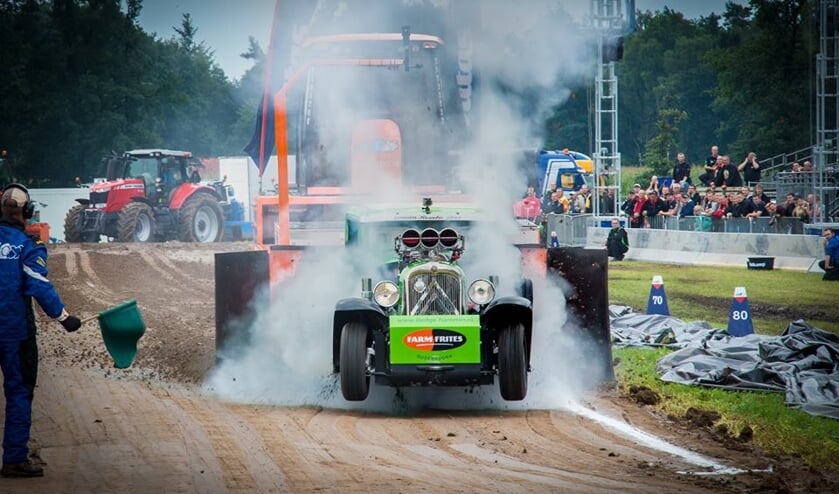 Jaarlijks komen velen om de machines te bewonderen en het motorgeweld van duizenden PK's te beleven. Foto: Tractorpulling Lochem (STPL)
