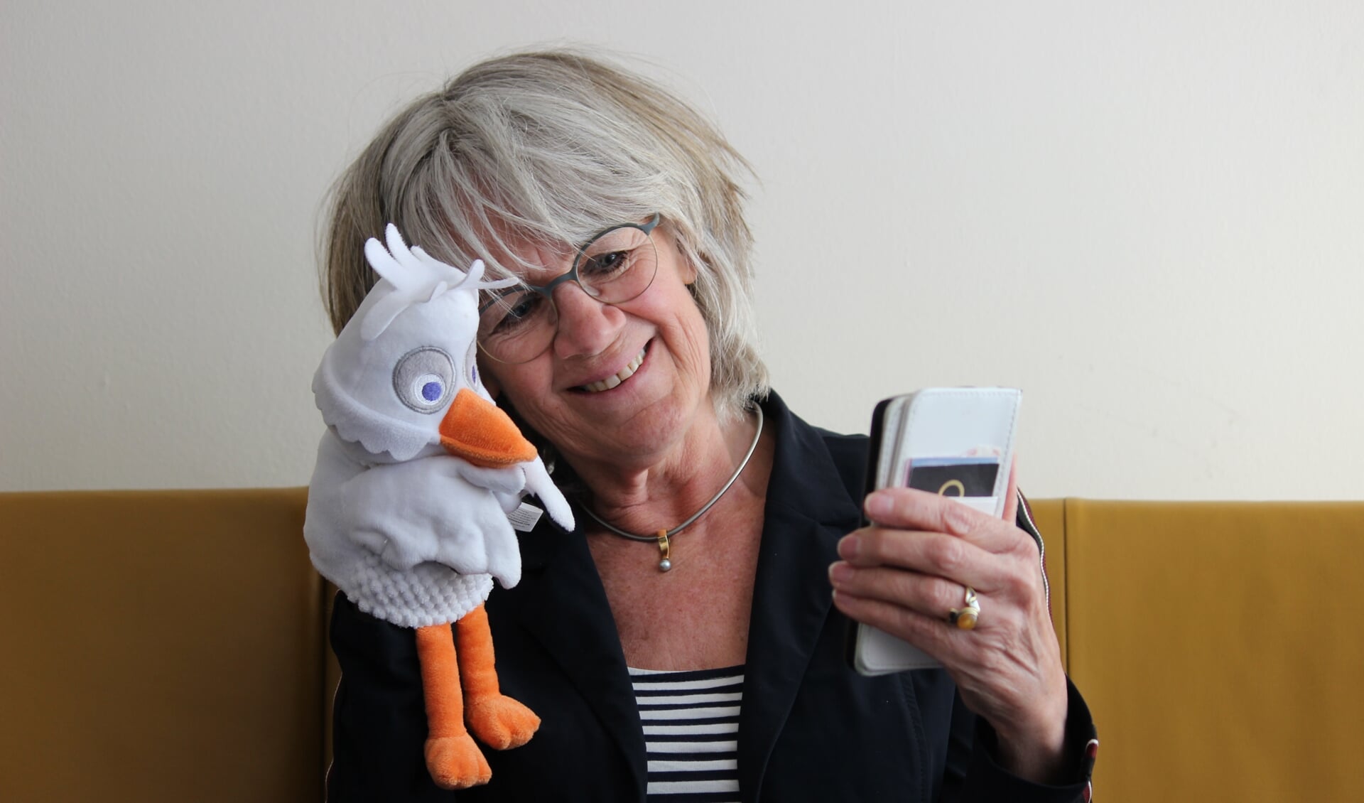 Inge Koldenhof maakt telefonisch een praatje met iedereen die het nodig heeft. Foto's: PR
