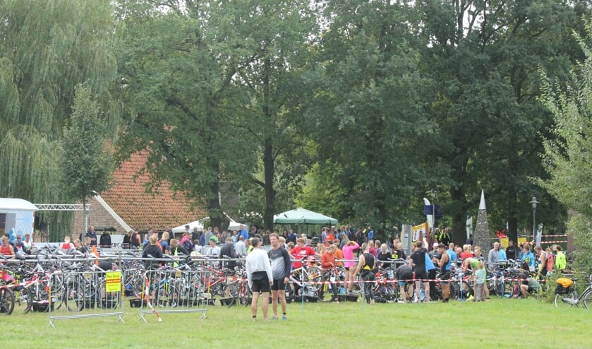 Drukte bij het parc fermé van de triatlon bij een eerdere editie. Foto: PR