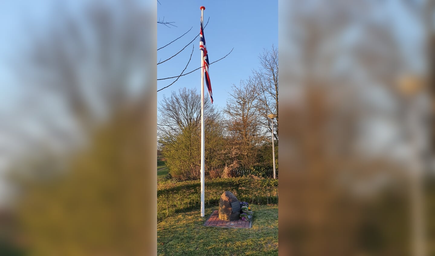 Het monument, met daarbij de Britse vlag in top. Foto: Rob Weeber